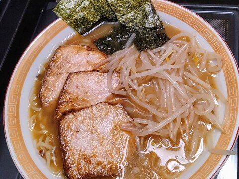 厚切りチャーシューともやしタップリのラーメン